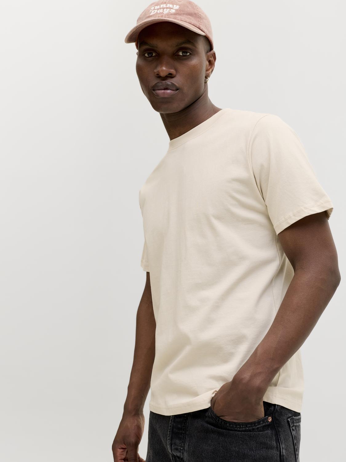 model_shot-creative