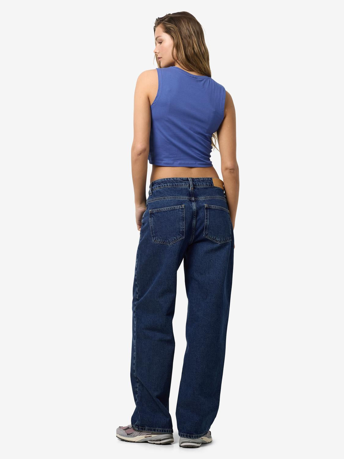 model_shot-front_full