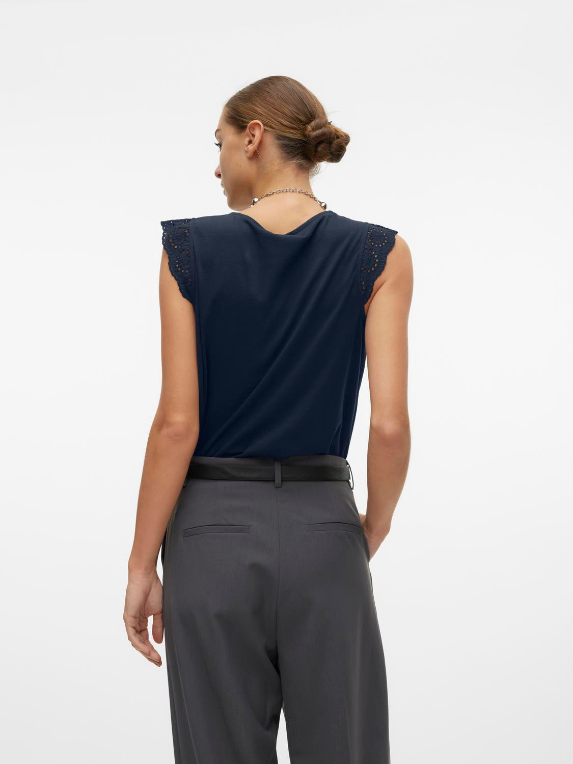 model_shot-back
