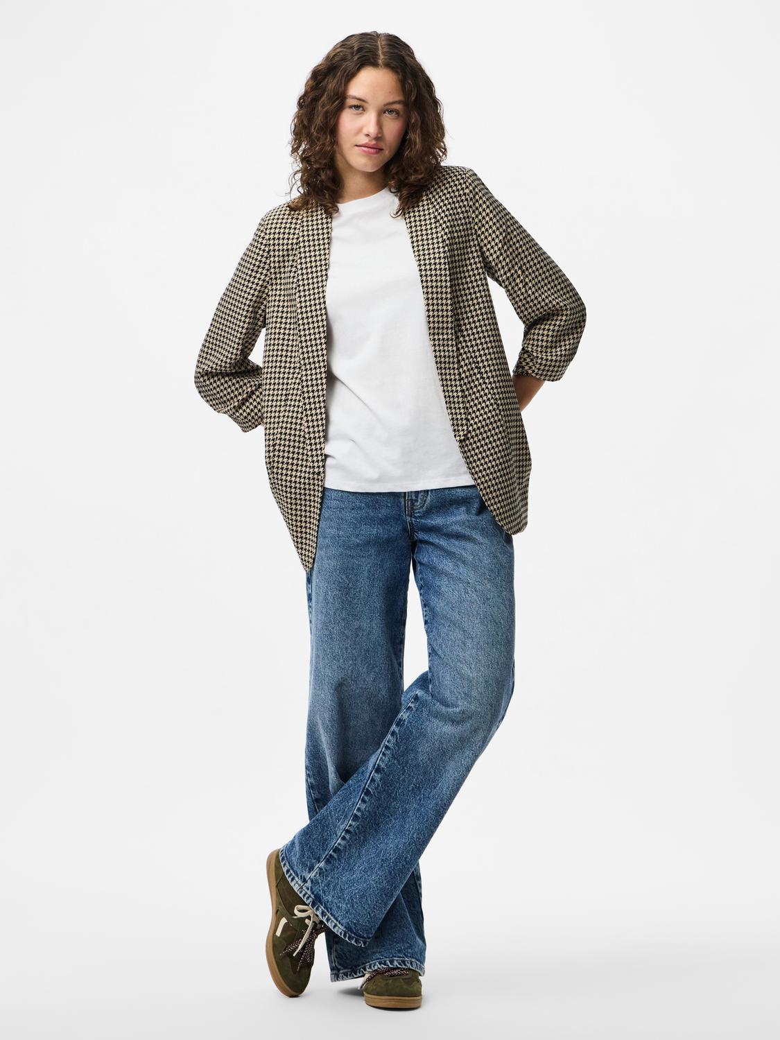 model_shot-front_full